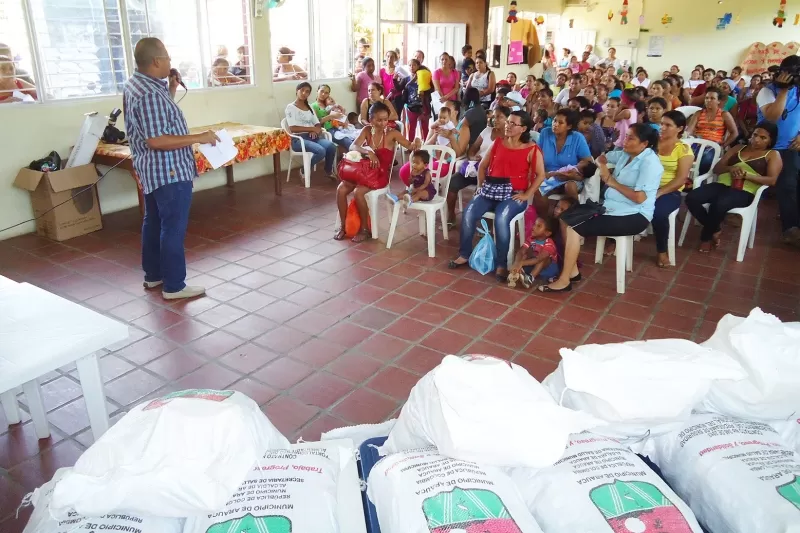 Más de setecientas personas que hacen parte de la población vulnerable del municipio recibieron los paquetes nutricionales que entrega la administración municipal de Arauca.